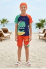 Erkek Çocuk Polyester + Elastan Dinozor Baskılı Kısa Kollu Şort ve Bone Üçlü Mayo
