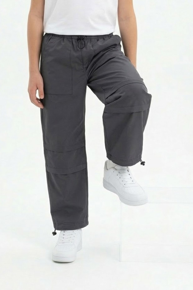 Garson Erkek Çocuk Beli ve Paçası Ayarlanabilir Lastikli Cepli Relax Kalıp Paraşüt Kumaş Pantolon