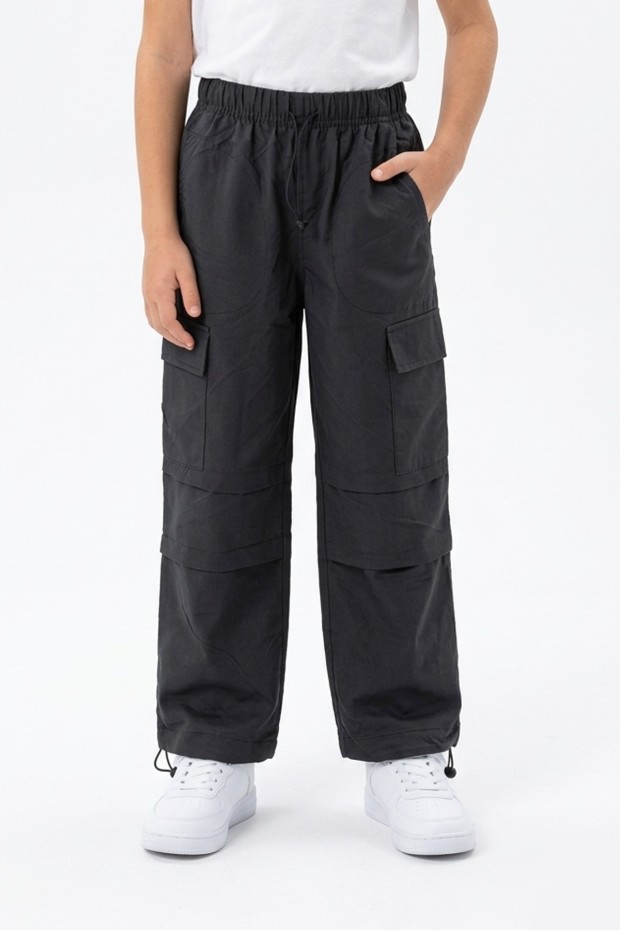 Erkek Çocuk Beli ve Paçası Ayarlanabilir Lastikli Kargo Cepli Relax Kalıp Paraşüt Kumaş Pantolon